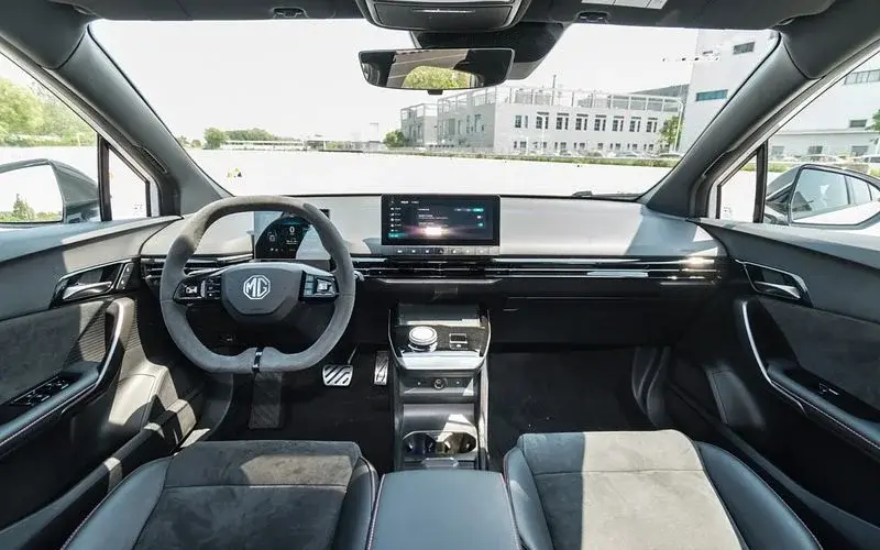 طراحی داخلی mg 4